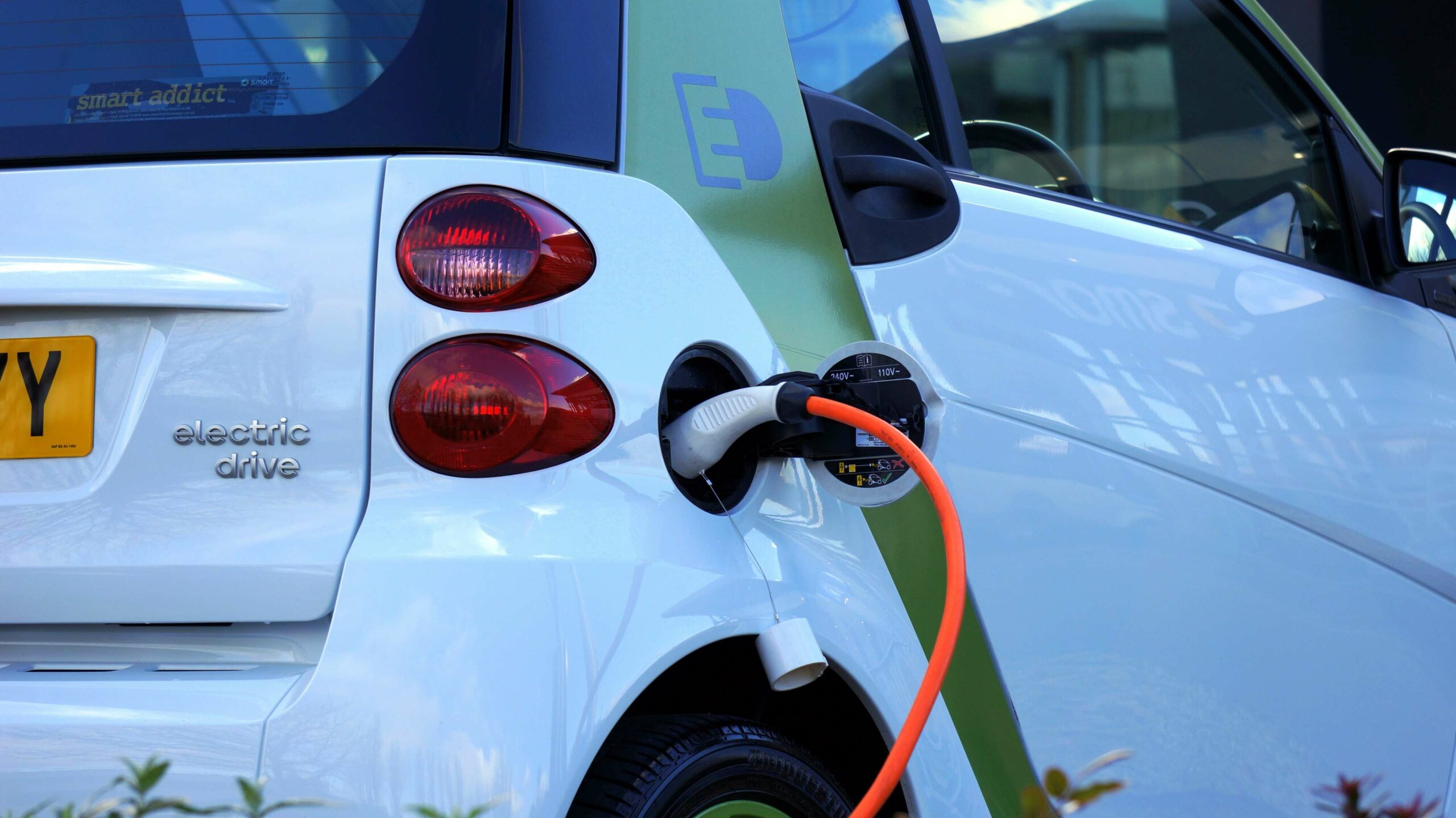 3072987-alternative_auto_automobile_battery_car_charge_clean_design_eco_electric_electricity_energy_environment_green_modern_outdoors_power_socket_technology_transportation-system_vehicle_wheel