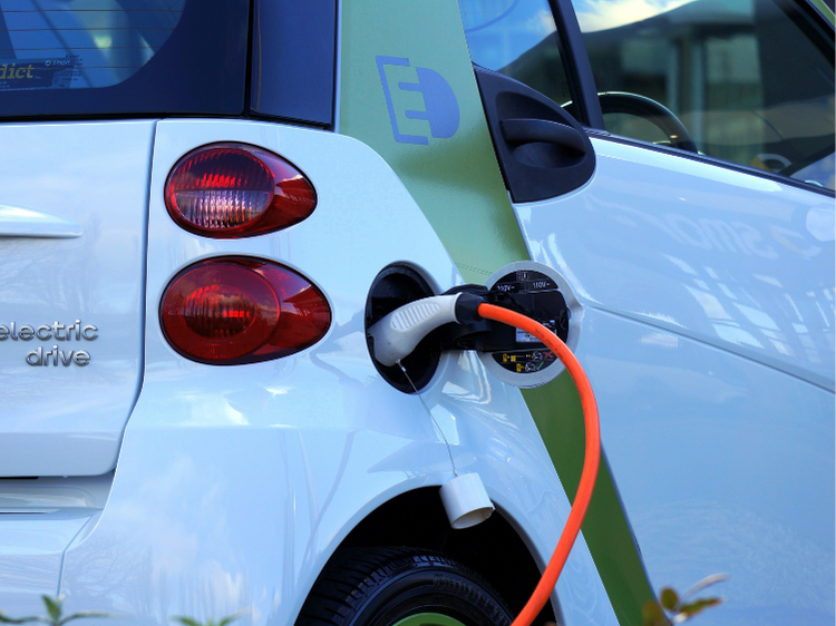 Véhicule électrique, bornes de recharge et copropriétés : quelle règlementation pour ce nouveau trio ?