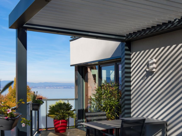 Une pergola bioclimatique pour votre terrasse d’appartement ?