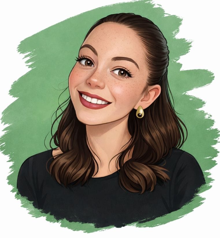 Léa Syndic, portrait d'une femme souriante avec cheveux bruns et bouclettes, portant une tenue noire.