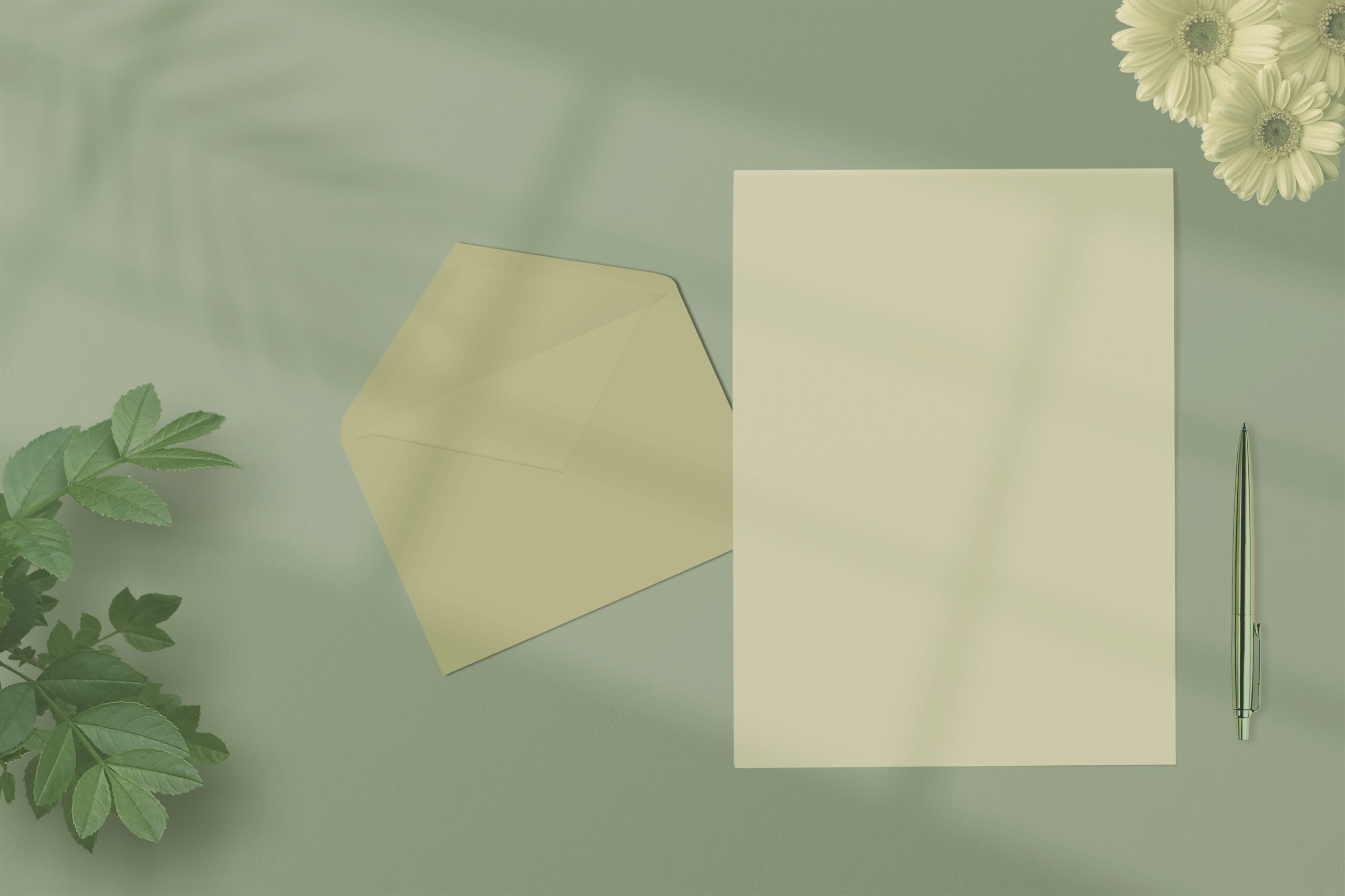Papiers, enveloppe et stylo sur bureau vert, ambiance professionnelle et organisée pour gestion immo.