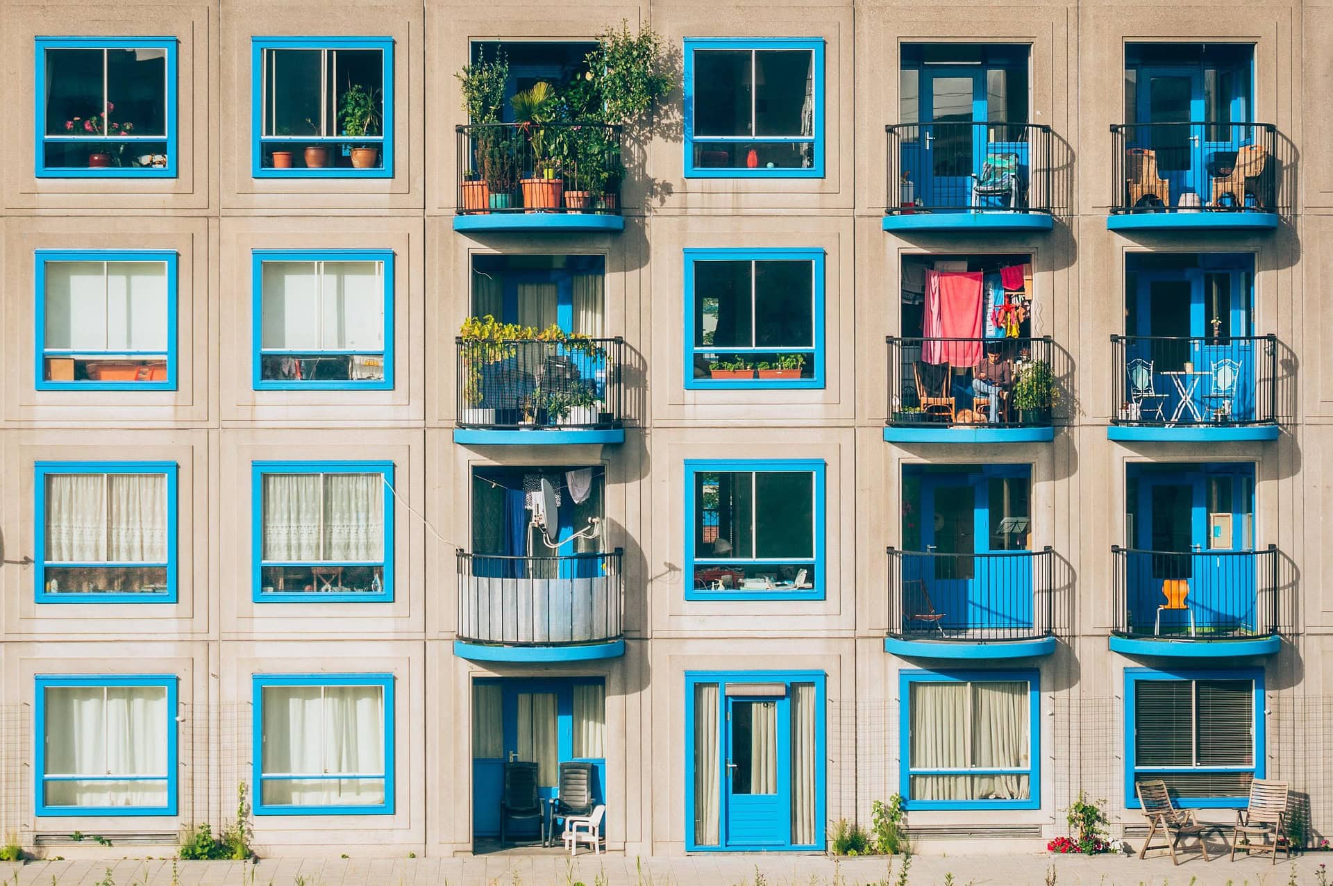 Immeuble résidentiel avec balcons colorés et plantes à Paris, France.