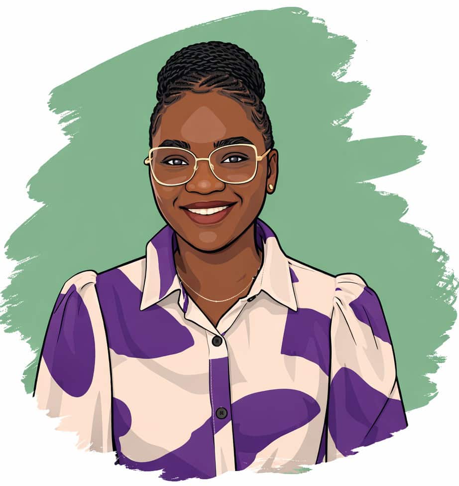 Portrait d'une femme souriante portant des lunettes et une chemise à motifs violets et blancs.