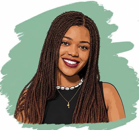 Jeune femme souriante avec des cheveux tressés et un collier en coquillages.