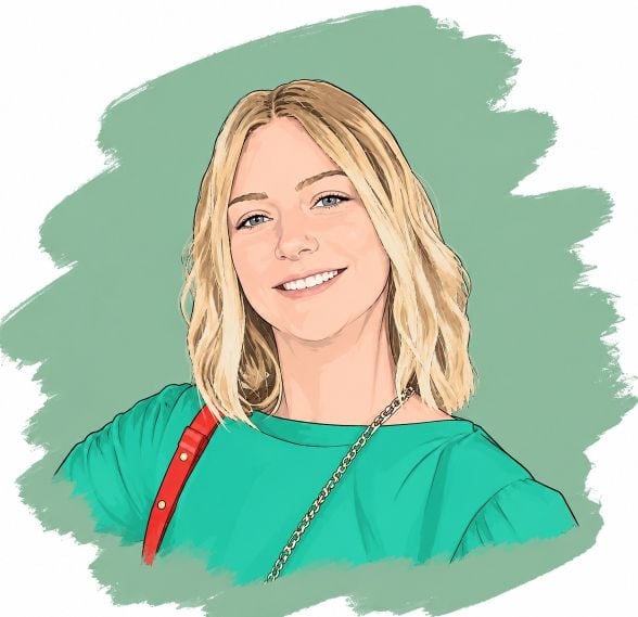 Jeune femme souriante avec cheveux blonds et chemise verte.